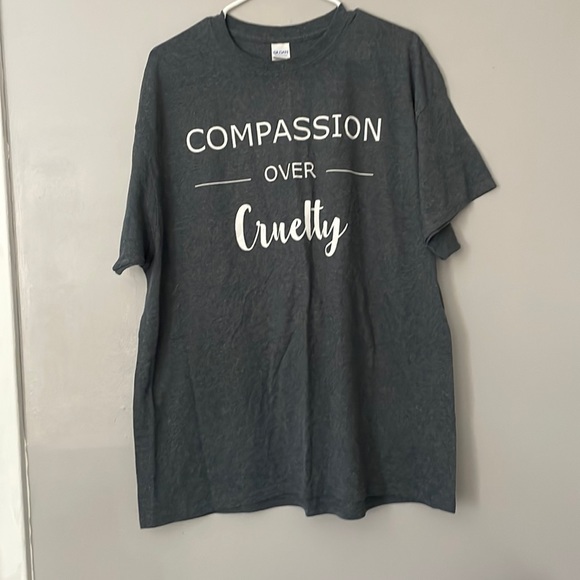 T-shirt. “Compassion over cruelty”. XL GILDAN heavyweight tee. Dark gray. Nice - Picture 1 of 4